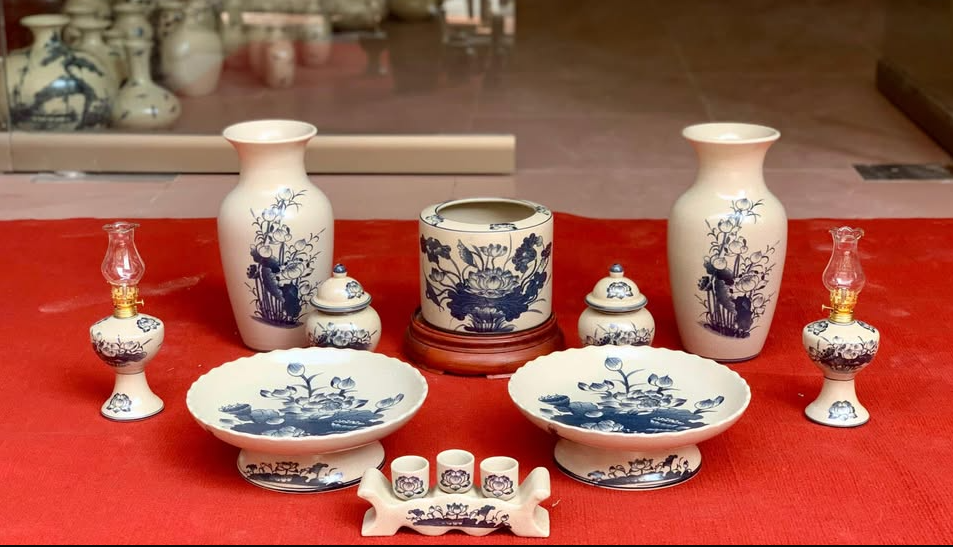 Đèn thờ gỗ và khung hình thờ trong bộ đồ thờ 8 món